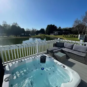 Lakeside Retreat With Hot Tub Pocklington