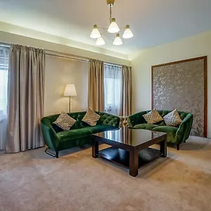 Lovely - 3 Bdr. Serviced In Old Town Bucharest